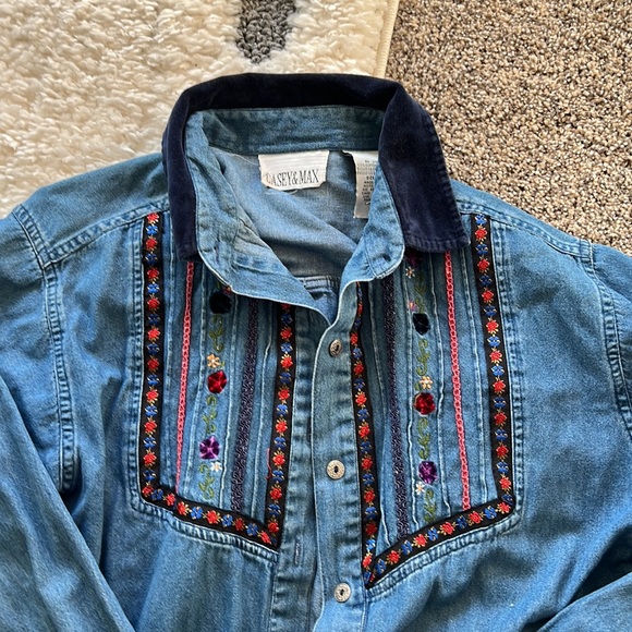 Vintage denim top with little embroidery - Picture 2 of 3
